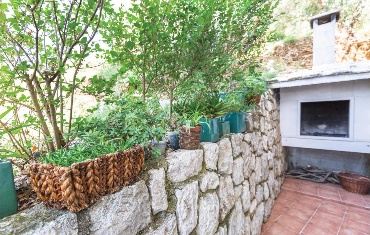 2 Bedroom Beautiful Apartment In Makarska Eksteriør billede