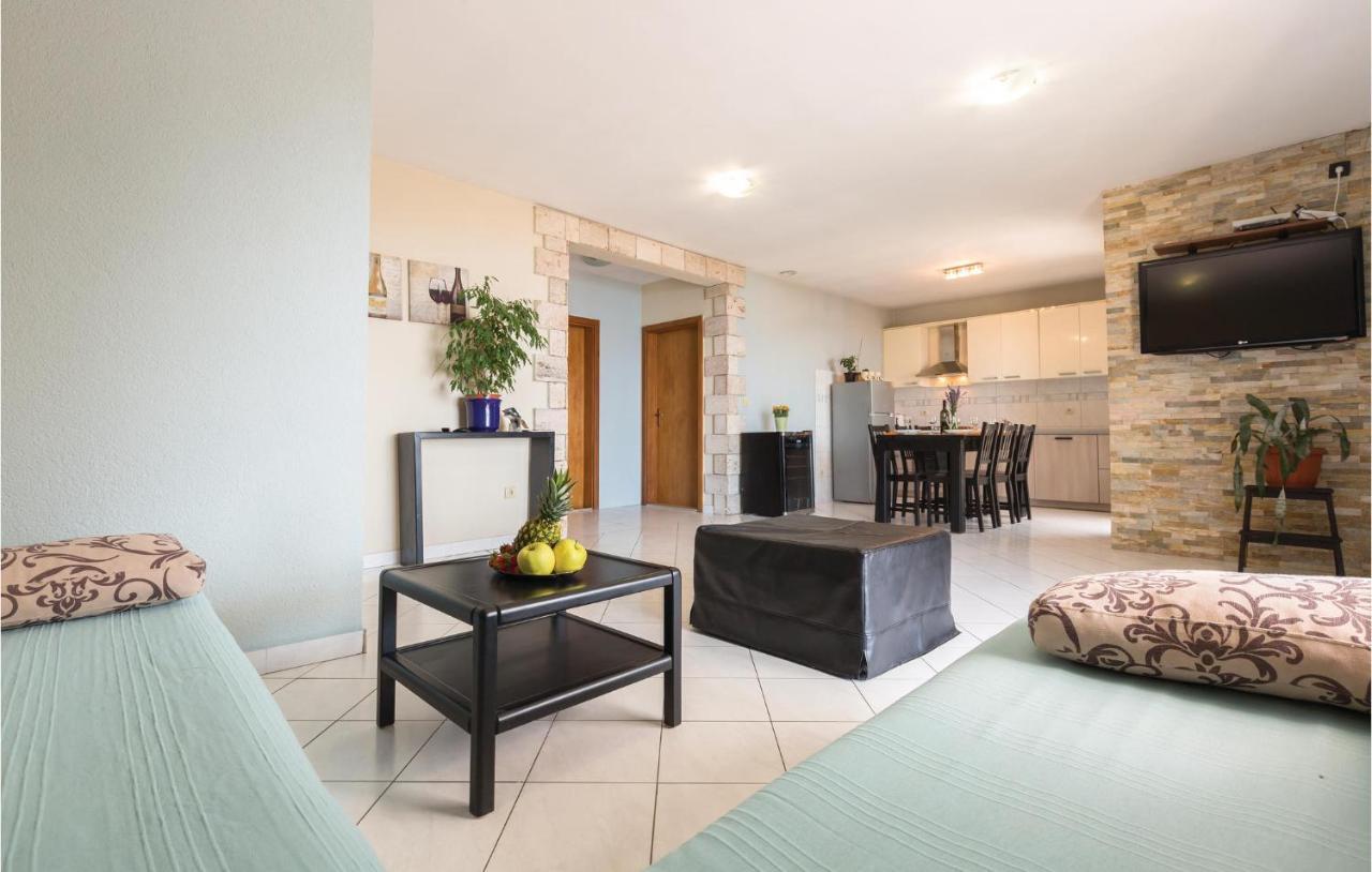 2 Bedroom Beautiful Apartment In Makarska Eksteriør billede