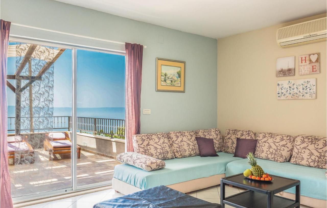 2 Bedroom Beautiful Apartment In Makarska Eksteriør billede