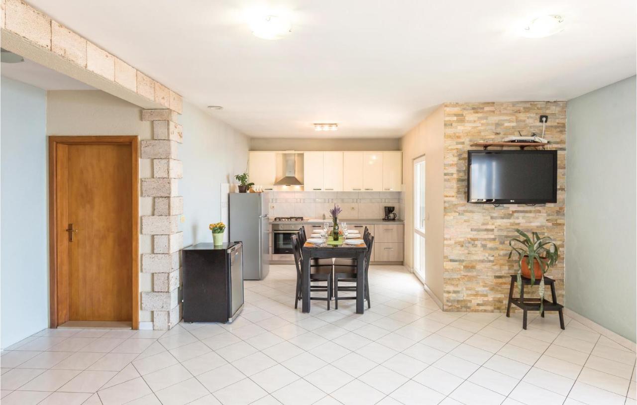 2 Bedroom Beautiful Apartment In Makarska Eksteriør billede
