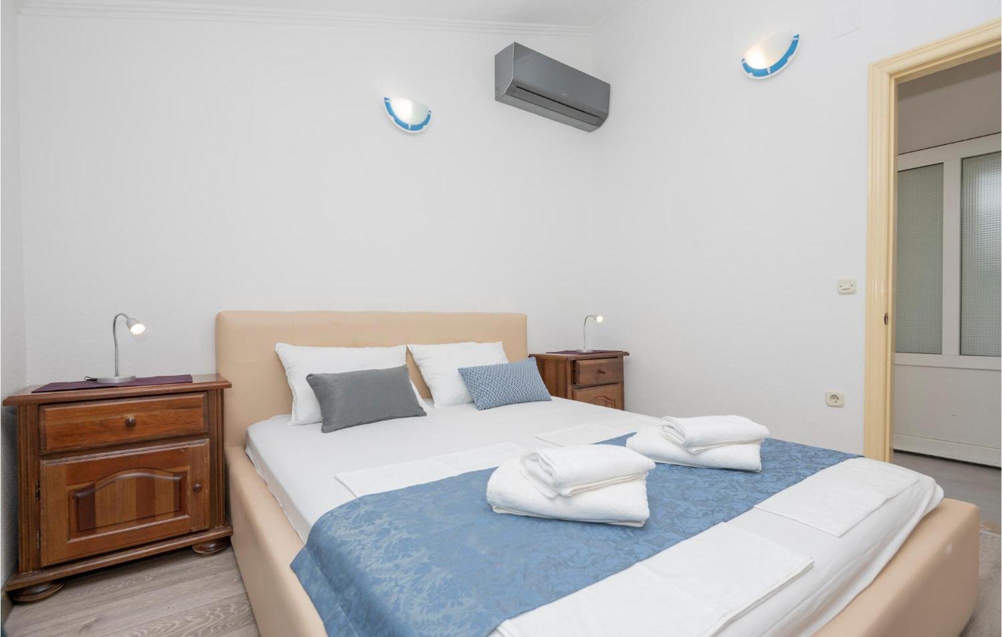 2 Bedroom Beautiful Apartment In Makarska Eksteriør billede