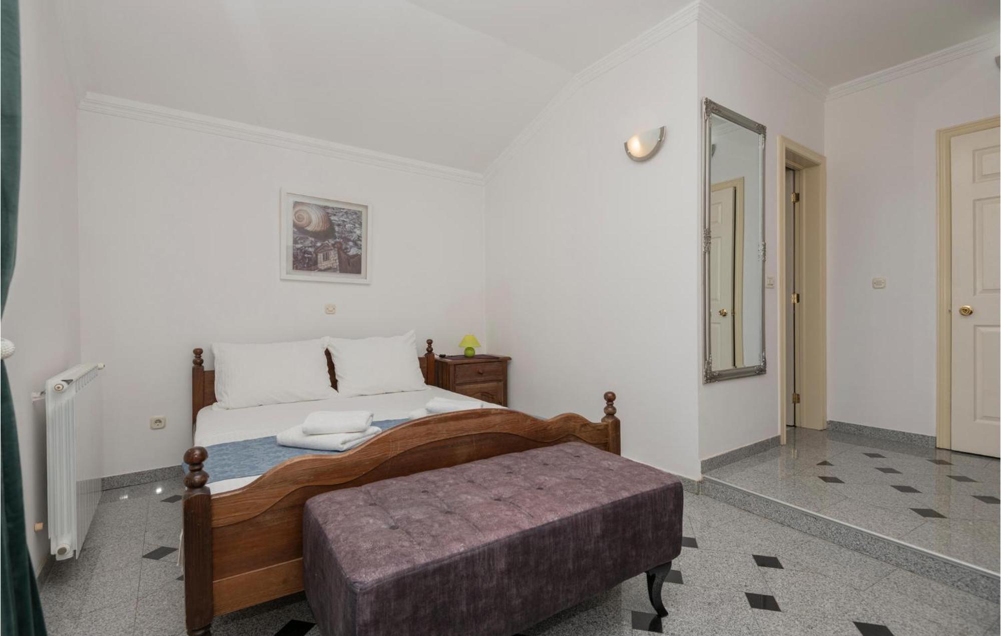 2 Bedroom Beautiful Apartment In Makarska Eksteriør billede