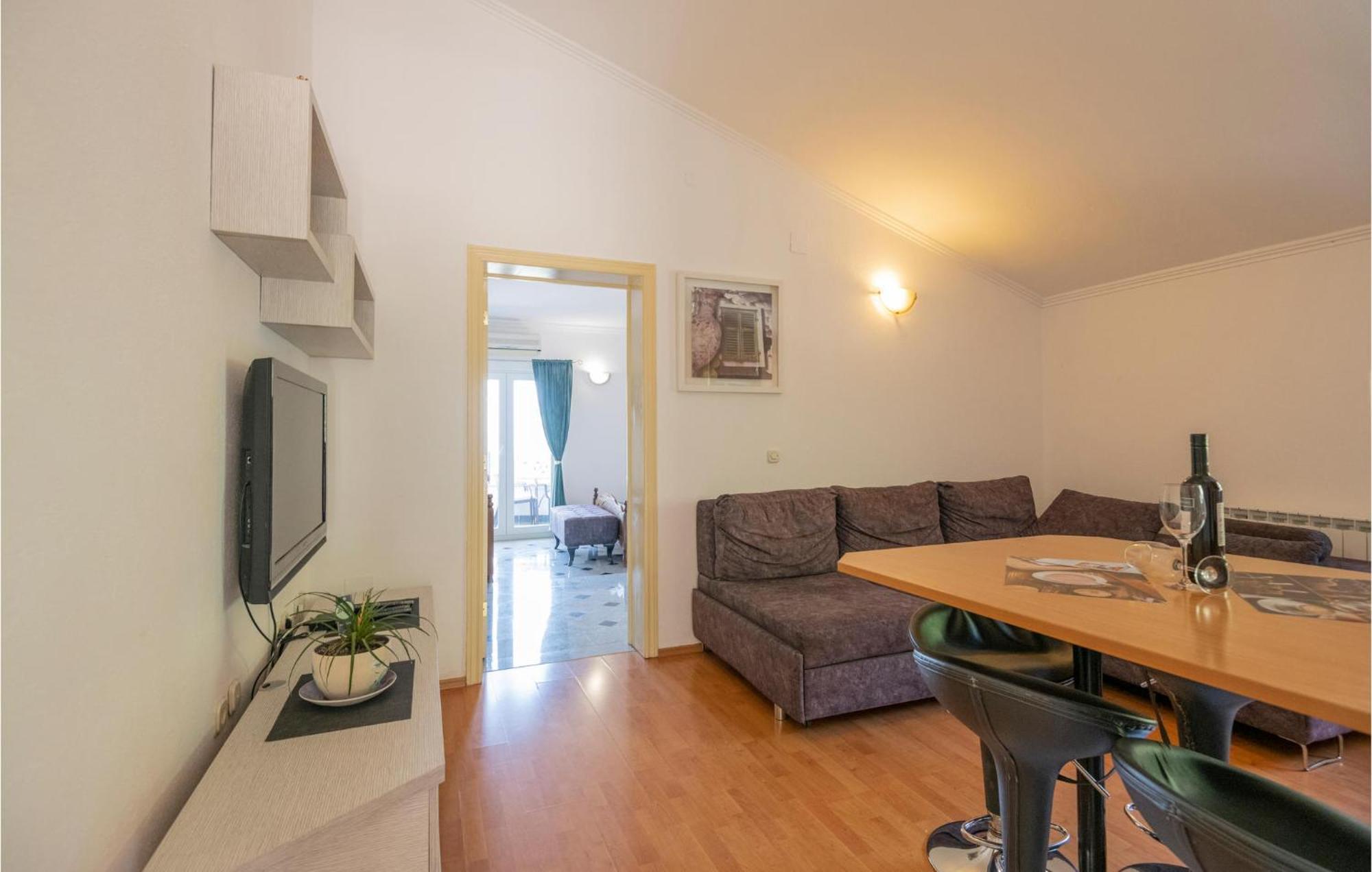 2 Bedroom Beautiful Apartment In Makarska Eksteriør billede