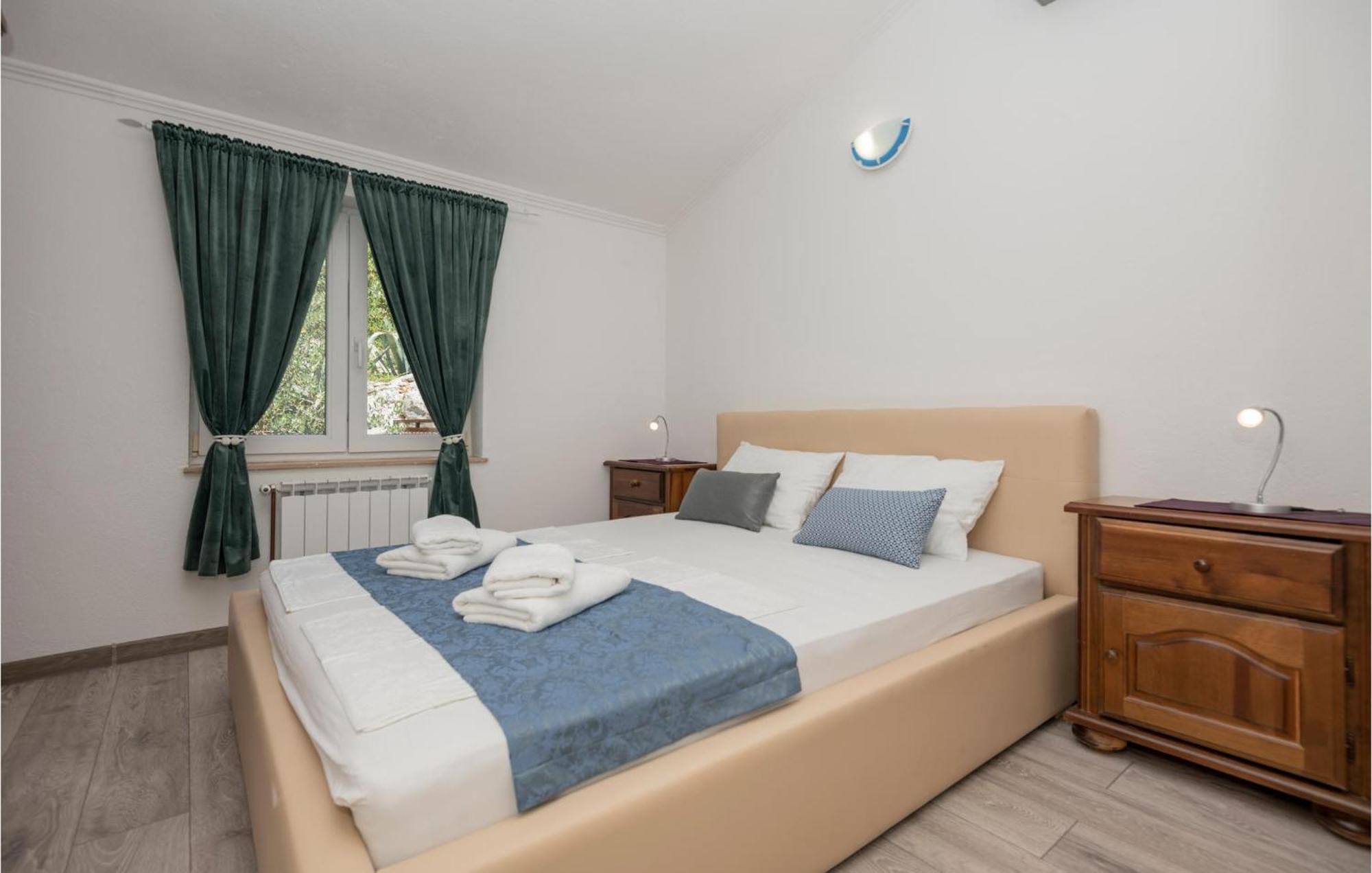 2 Bedroom Beautiful Apartment In Makarska Eksteriør billede