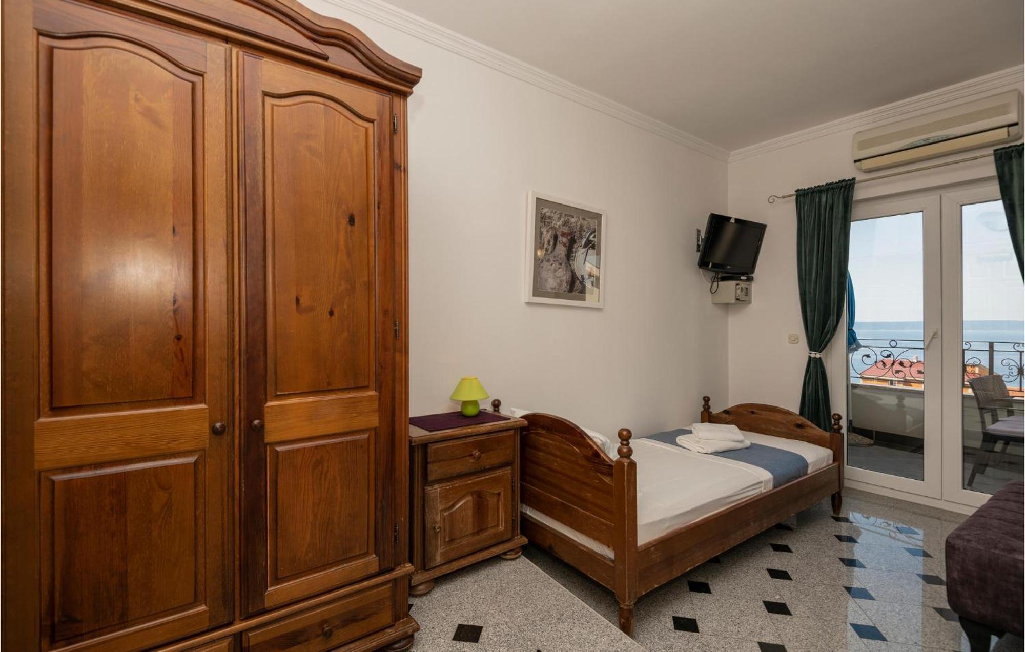 2 Bedroom Beautiful Apartment In Makarska Eksteriør billede