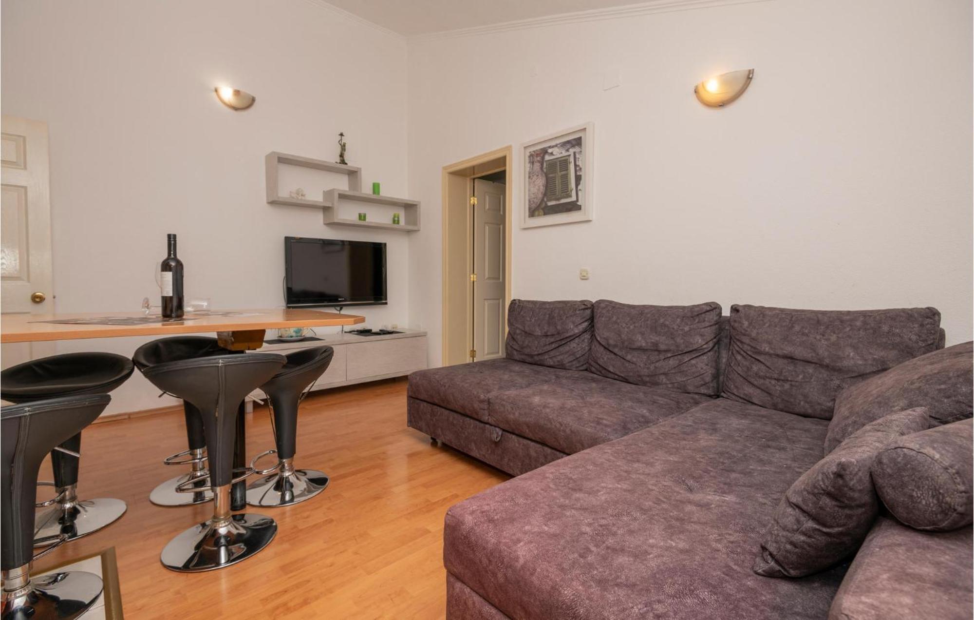 2 Bedroom Beautiful Apartment In Makarska Eksteriør billede