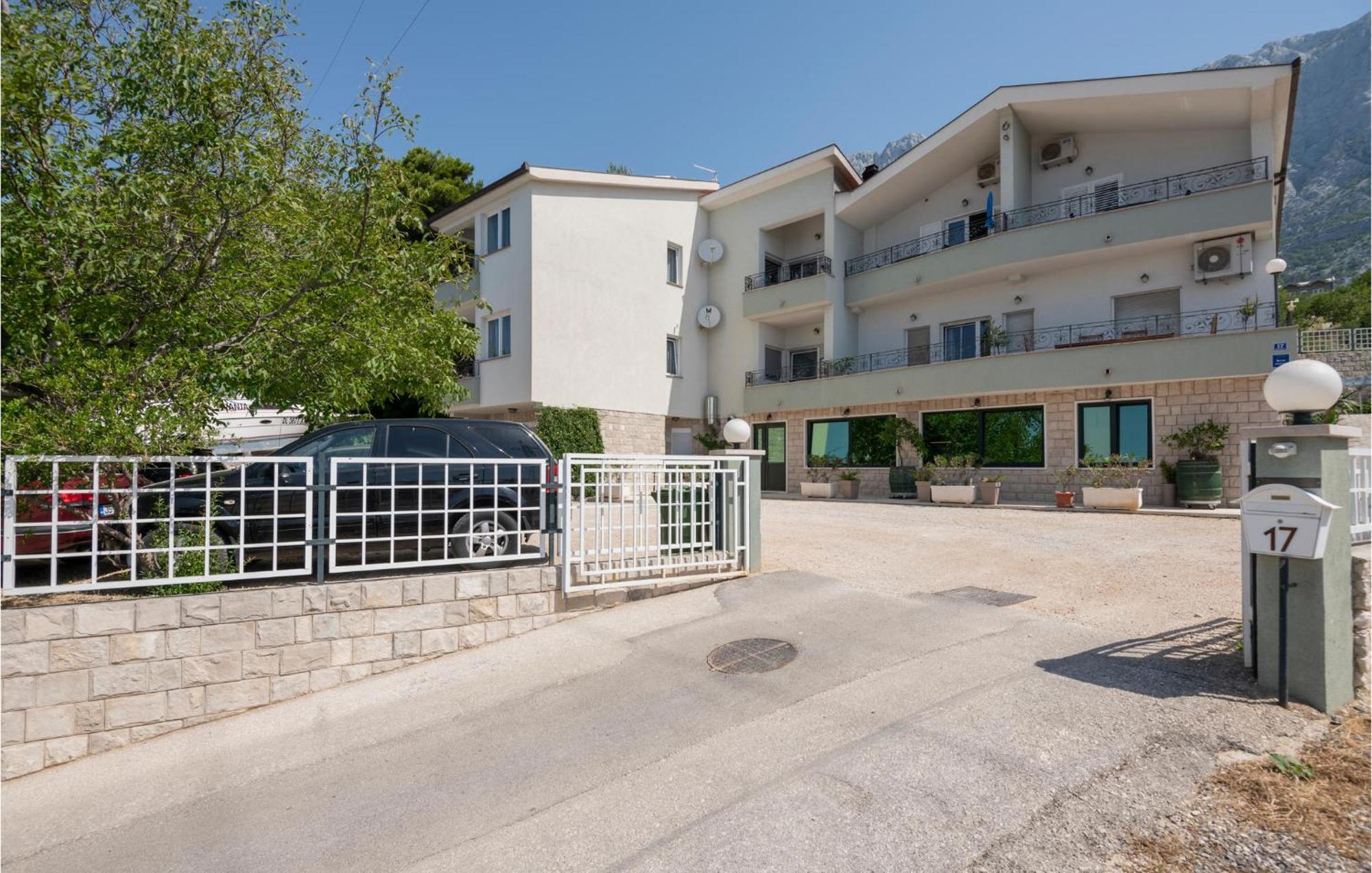 2 Bedroom Beautiful Apartment In Makarska Eksteriør billede
