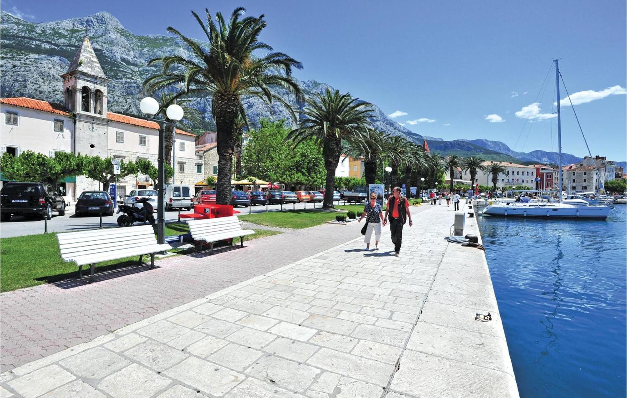 2 Bedroom Beautiful Apartment In Makarska Eksteriør billede