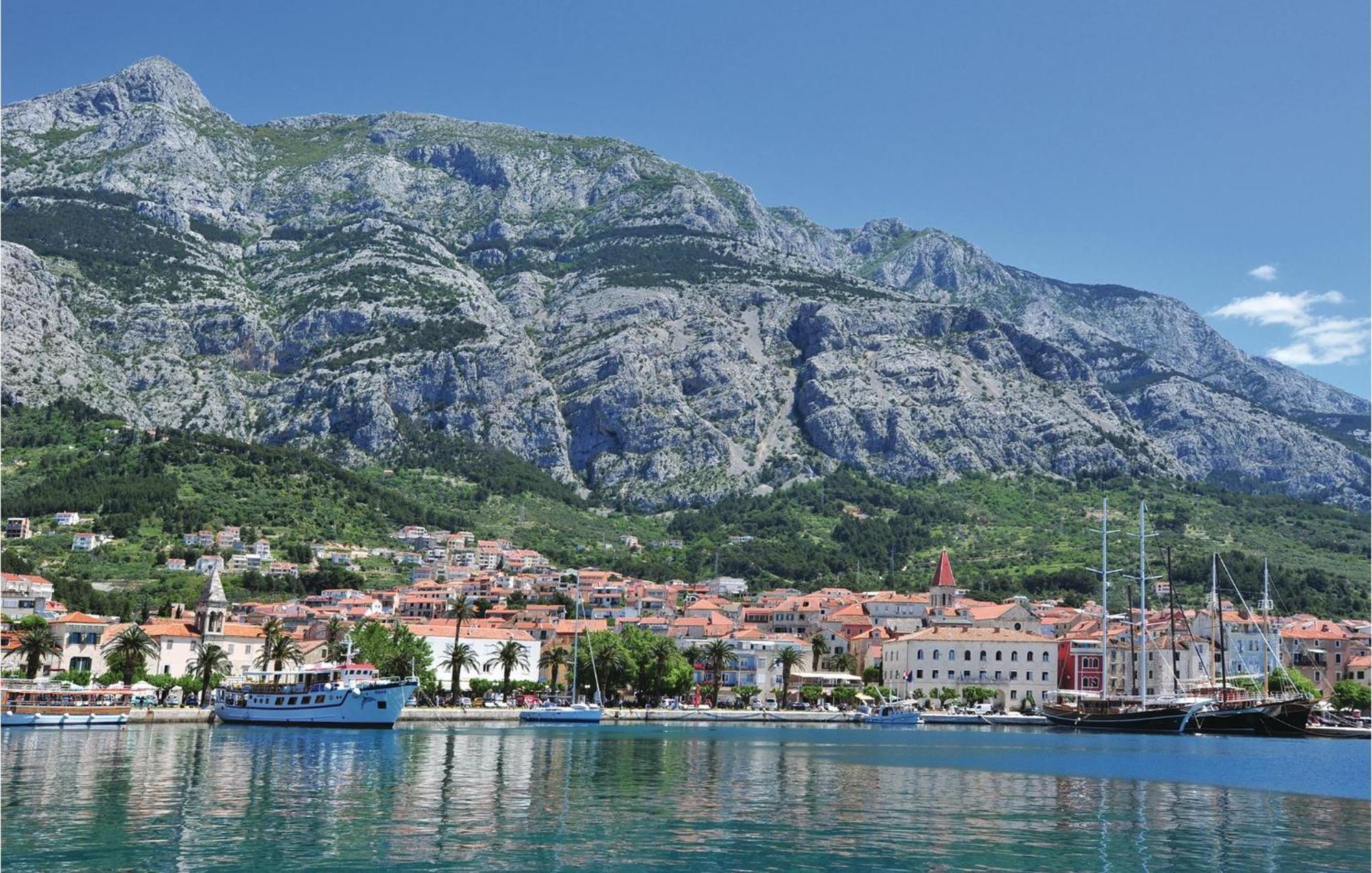 2 Bedroom Beautiful Apartment In Makarska Eksteriør billede