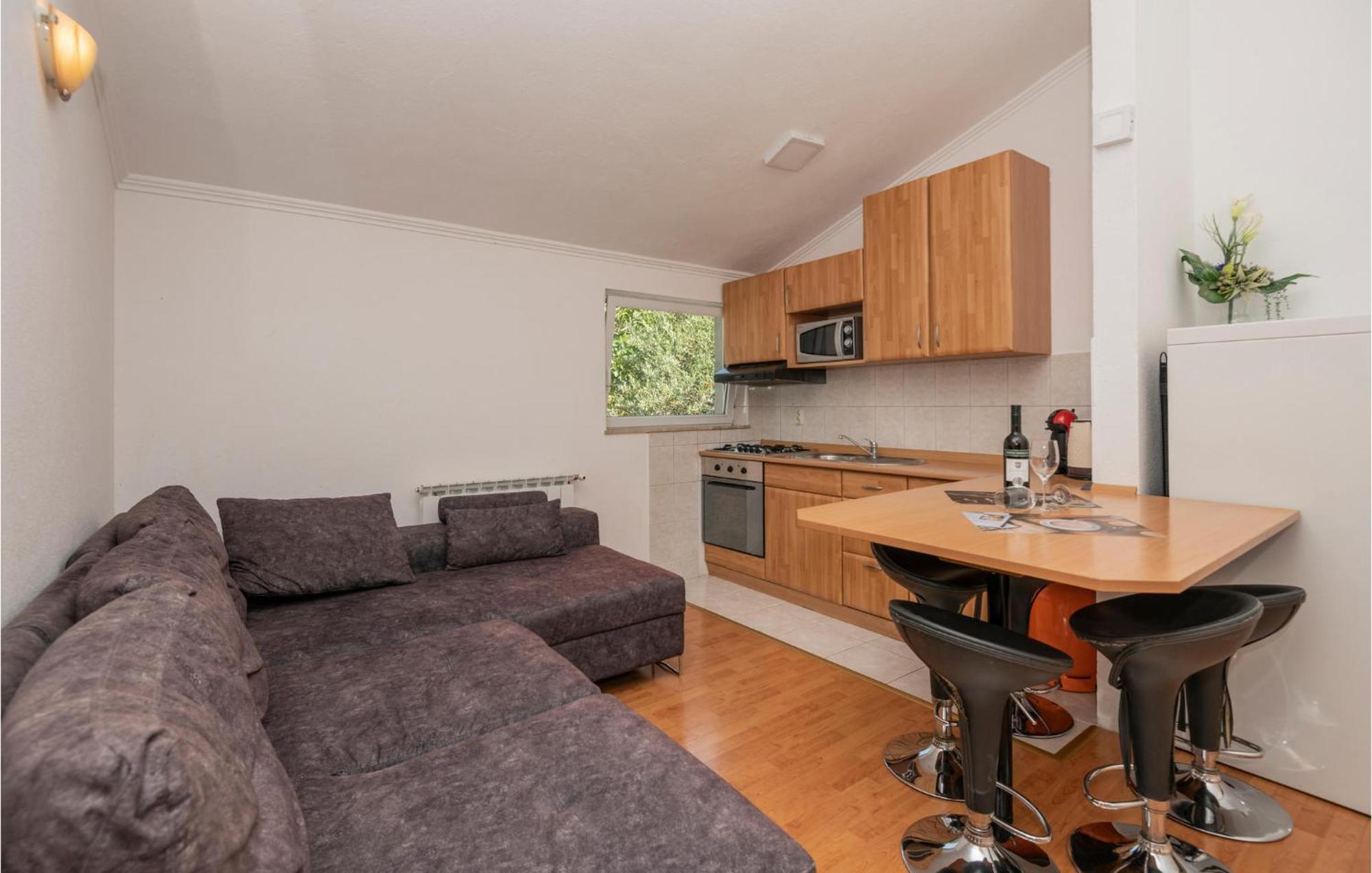 2 Bedroom Beautiful Apartment In Makarska Eksteriør billede
