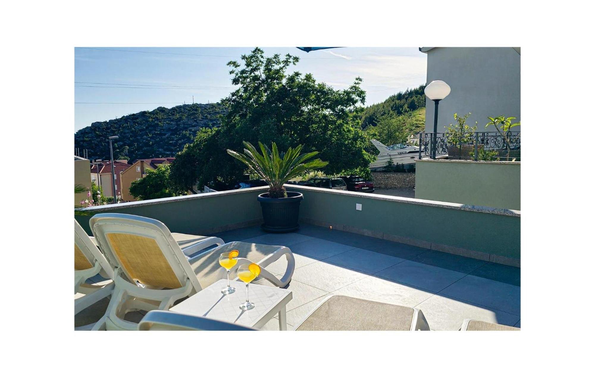 2 Bedroom Beautiful Apartment In Makarska Eksteriør billede