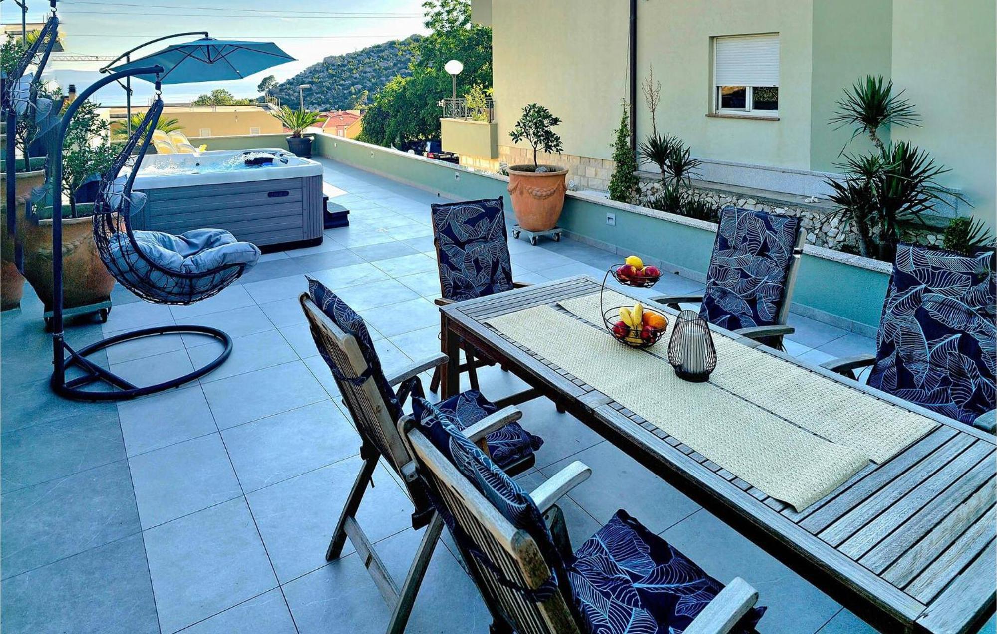 2 Bedroom Beautiful Apartment In Makarska Eksteriør billede