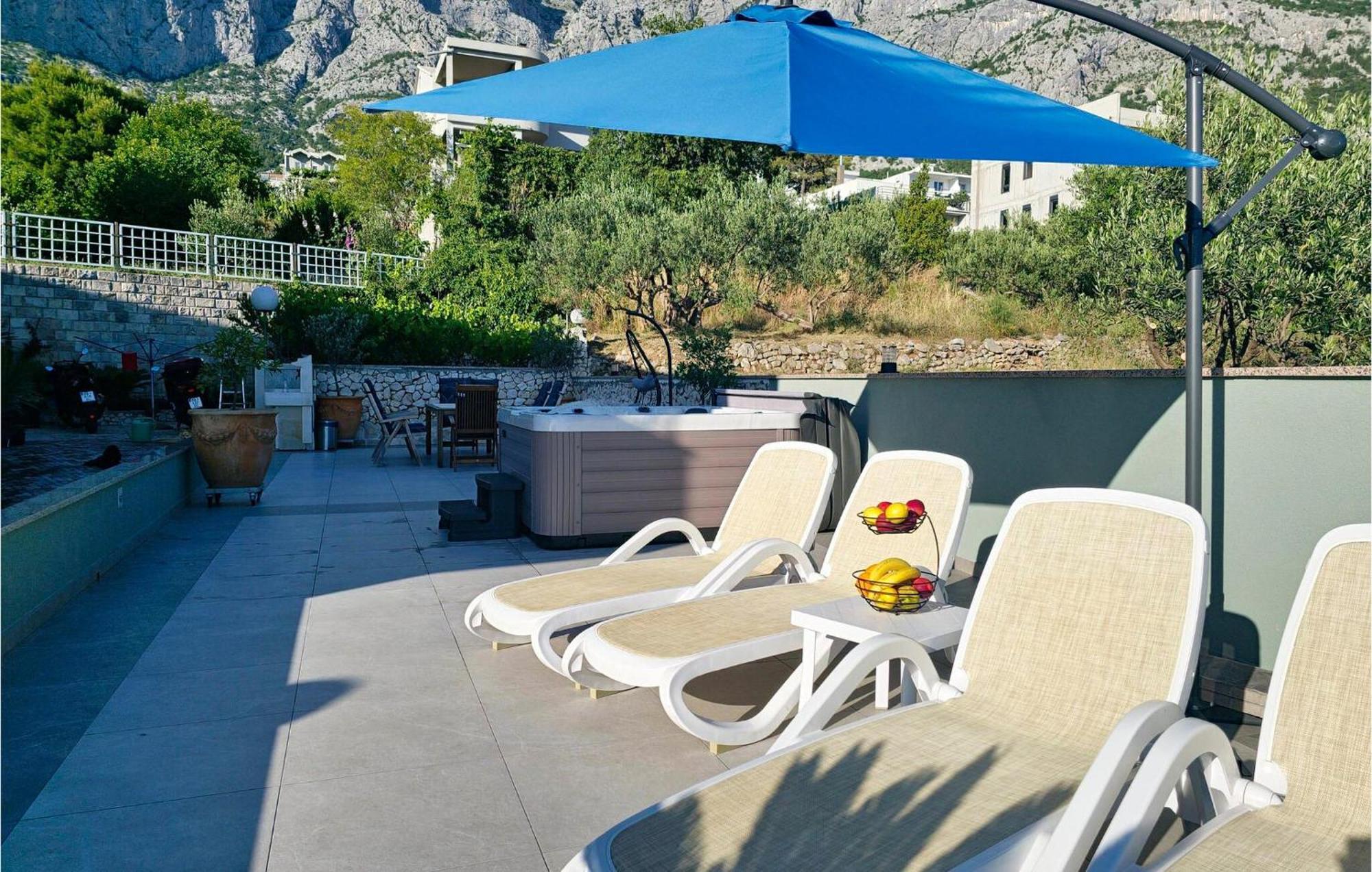 2 Bedroom Beautiful Apartment In Makarska Eksteriør billede